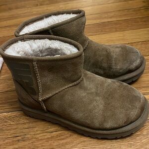 UGG Kids Shortie Boots Size 5